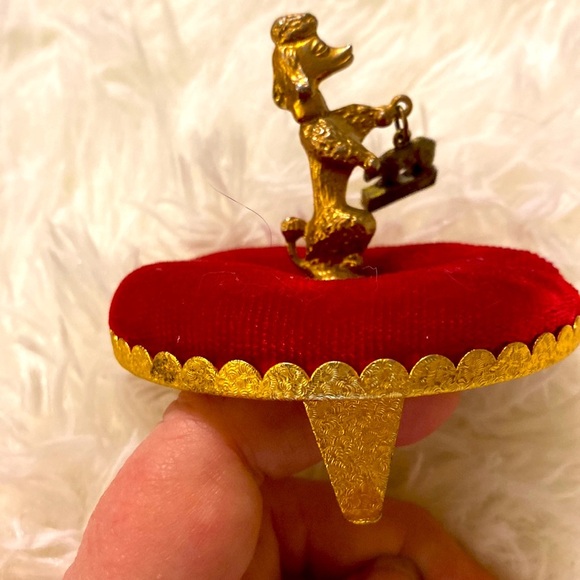 VINTAGE BRASS POODLE RED VELVET PIN CUSHION w/ YELLOWSTONE CHARM SWEET! … - Picture 1 of 7